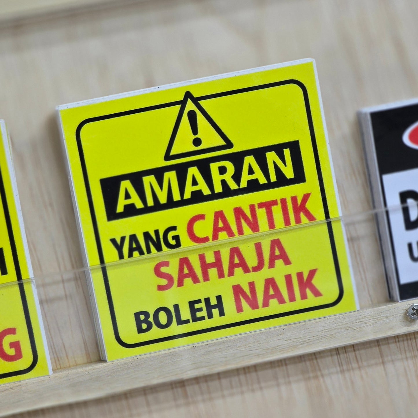 Amaran - Yang Cantik Sahaja Boleh Naik