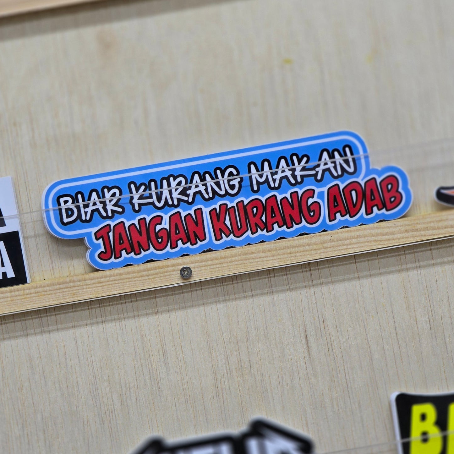 Biar Kurang Makan, Jangan Kurang Adab